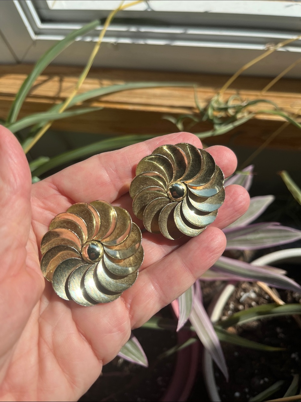 Vtg Gold Tone Swirling Pinwheel Abstract Flower Clip On Earrings 1.5” MCM Estate
